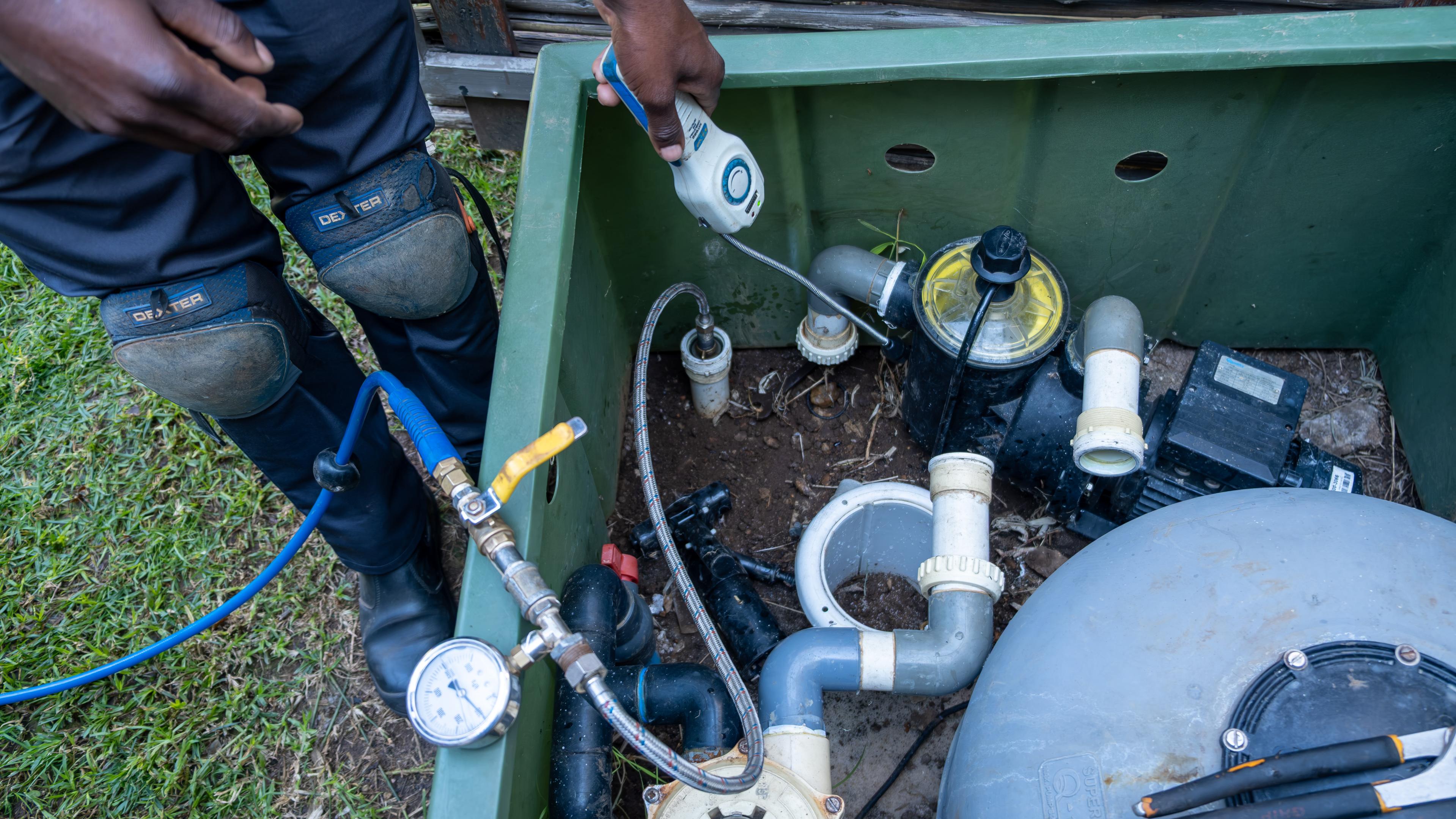 Hydrogen gas detector   pool leak detection method